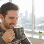 یک مرد در حال نوشیدن یک فنجان قهوه